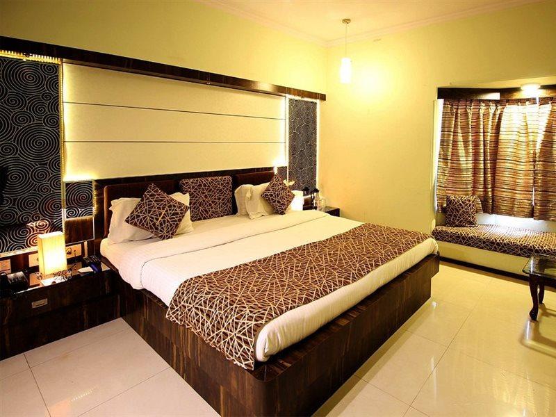 Hotel Royal Highness Amhedabad Dış mekan fotoğraf
